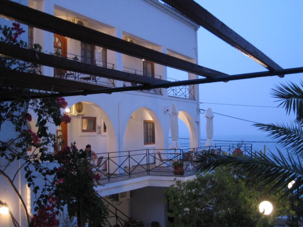 Hotel Travlos Studios