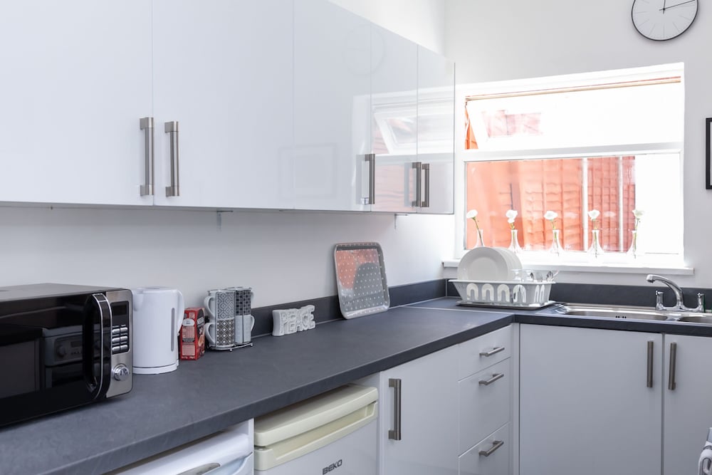 Hotel Cosy Home Near Station, Parking, Netflix, Sleeps 5