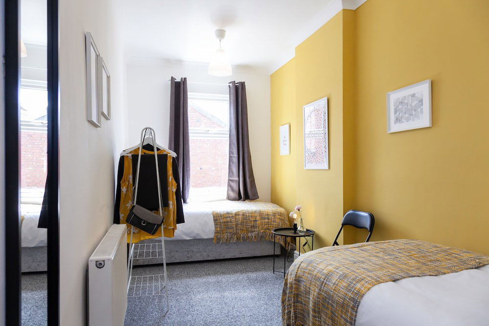 Cosy Home Near Station, Parking, Netflix, Sleeps 5