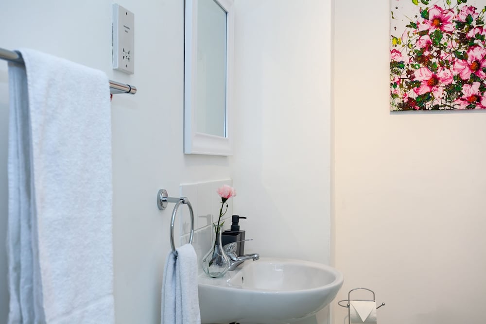 Cosy Home Near Station, Parking, Netflix, Sleeps 5