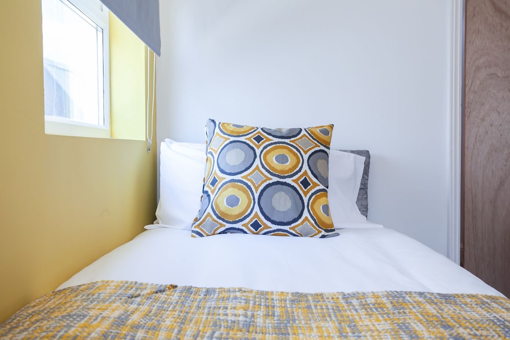 Cosy Home Near Station, Parking, Netflix, Sleeps 5