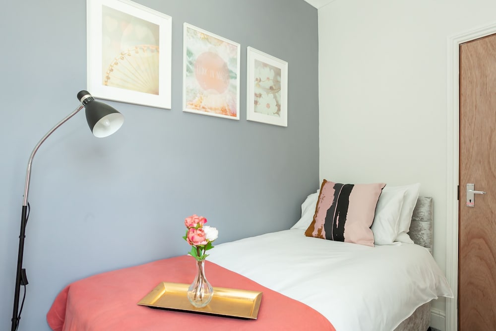 Cosy Home Near Station, Parking, Netflix, Sleeps 5