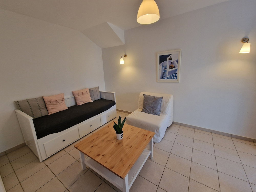 Karaoulanis Apartments