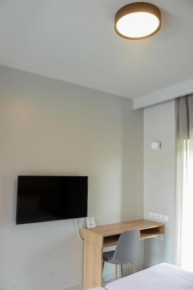 Hotel Comfort Suites And Rooms