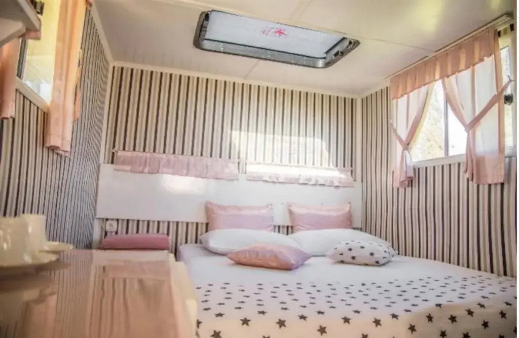 Mona Glamping Caravan Suites