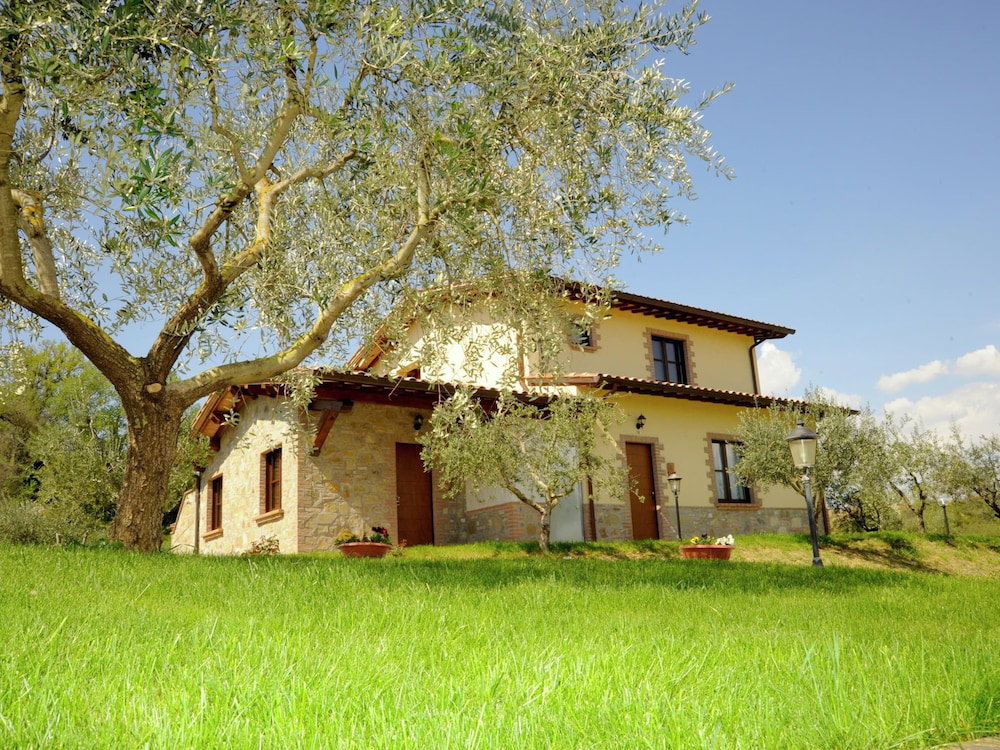 Hotel Farmhouse In Perugia With Hot Tub, Swimming Pool, Garden, Bbq