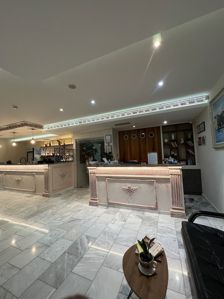Class Hotel