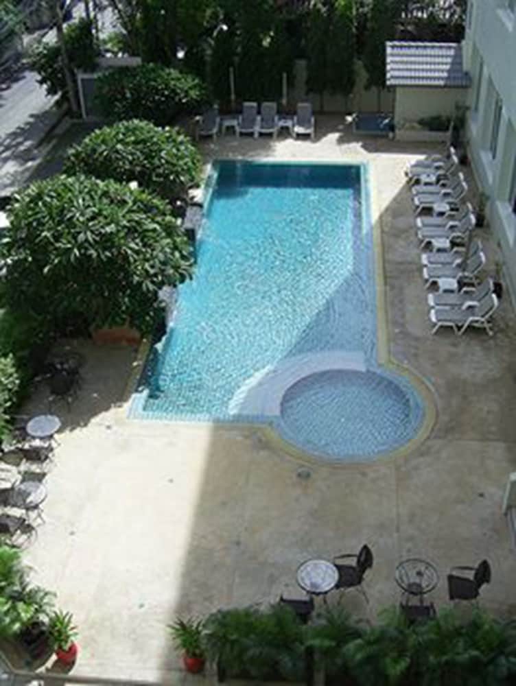 Crown Pattaya Beach Hotel