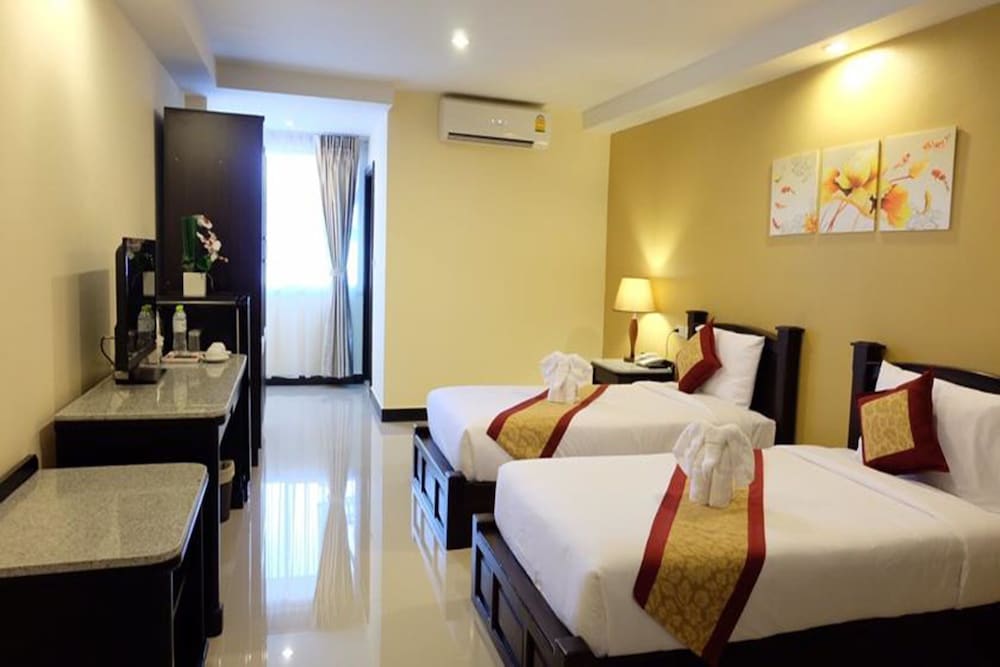 Hotel The Grand Day Night