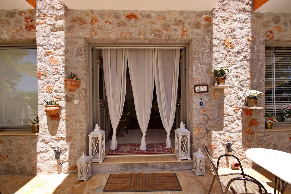 Aloe Luxury Apartments And Suites