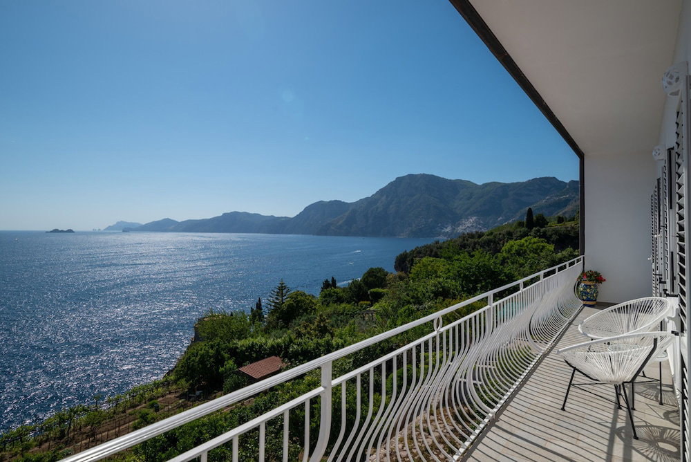Casa Clara - Modern House With Breathtaking Views Of Capri And Positano
