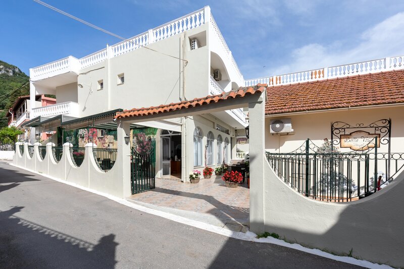 Bella Vista Hotel & Studios