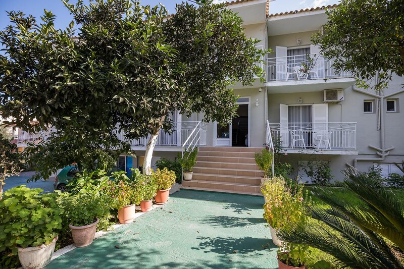 Bella Vista Hotel & Studios