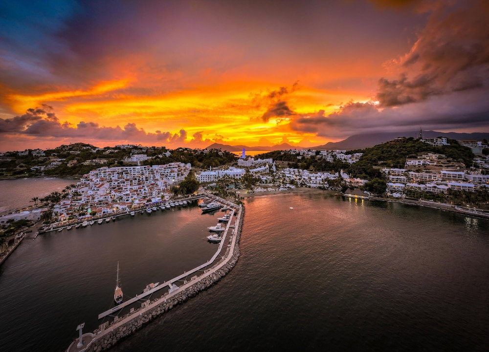 Hotel Las Hadas By Brisas