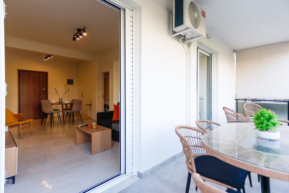 Modern 2-Bedroom Apartment In Downtown Glyfada