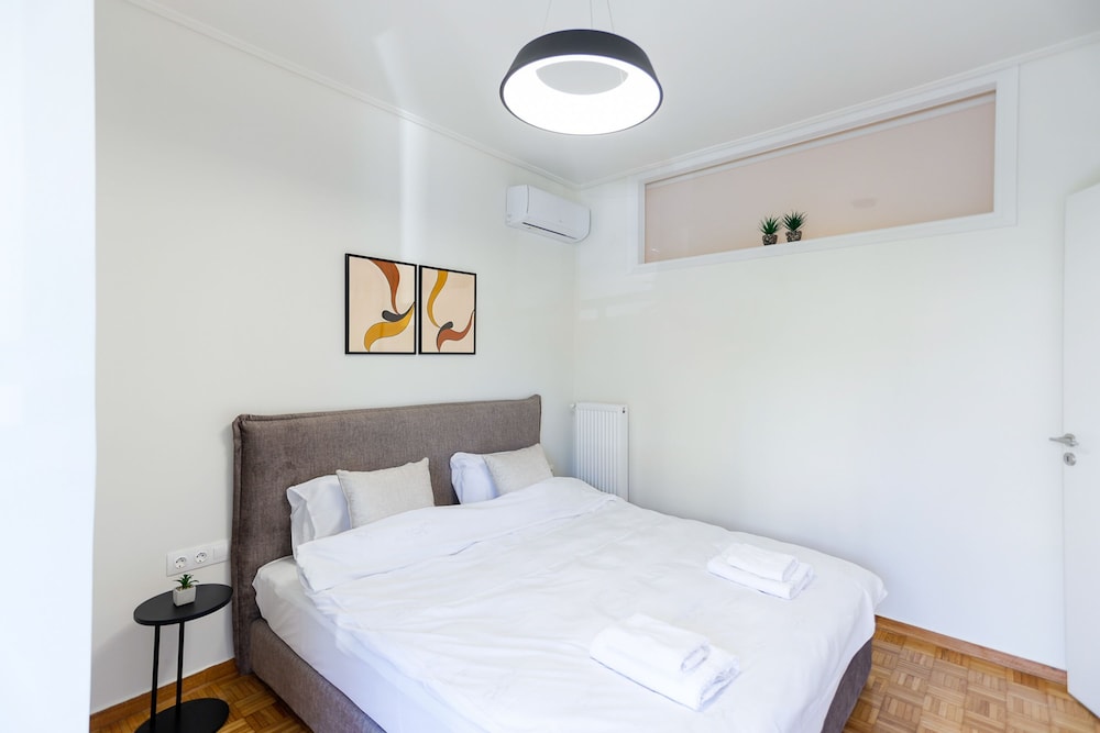 Modern 2-Bedroom Apartment In Downtown Glyfada