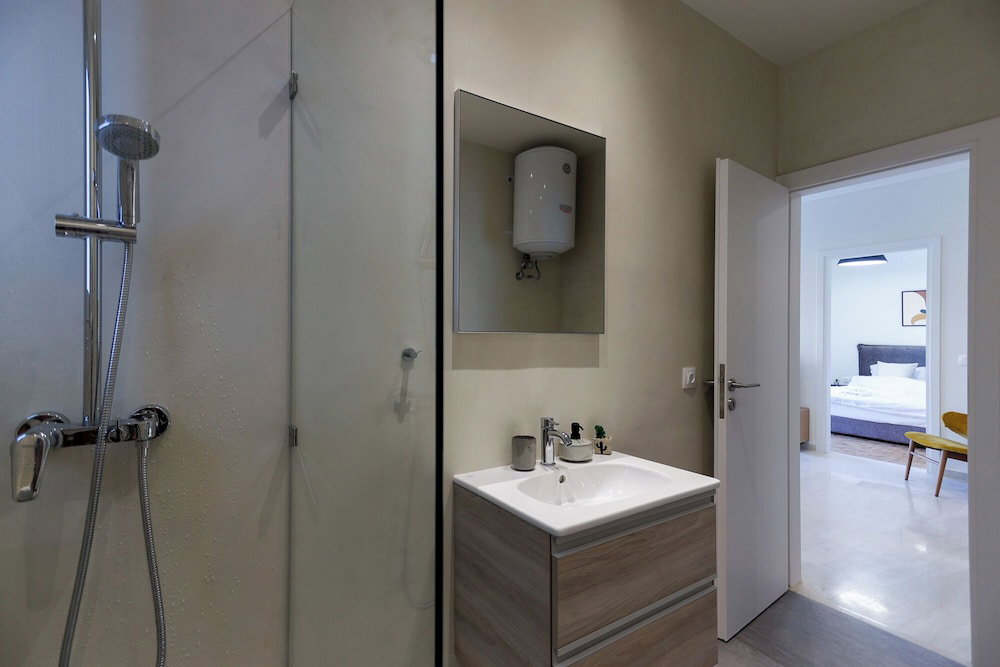 Modern 2-Bedroom Apartment In Downtown Glyfada