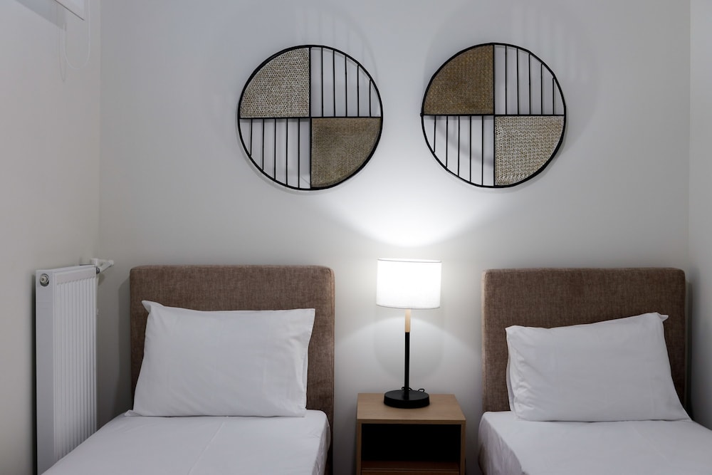 Modern 2-Bedroom Apartment In Downtown Glyfada