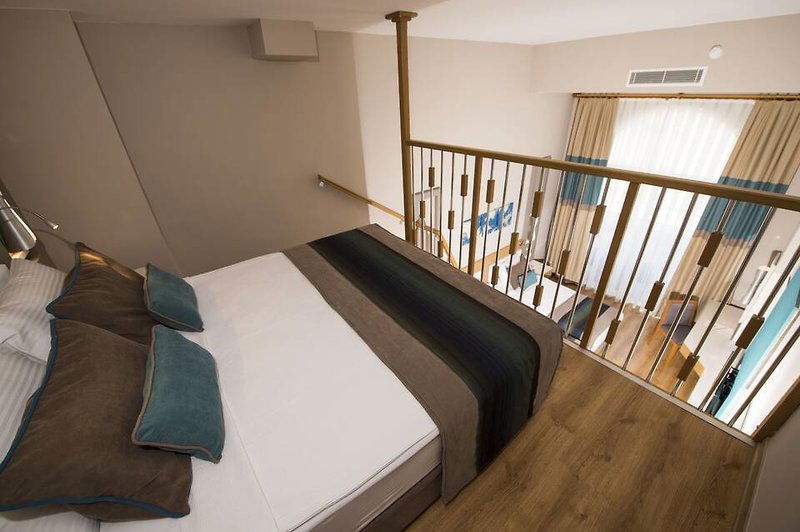 Hotel Palm World Resort & Spa Side