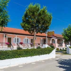 Hotel Roussa's Apartments cazare Agios Sostis