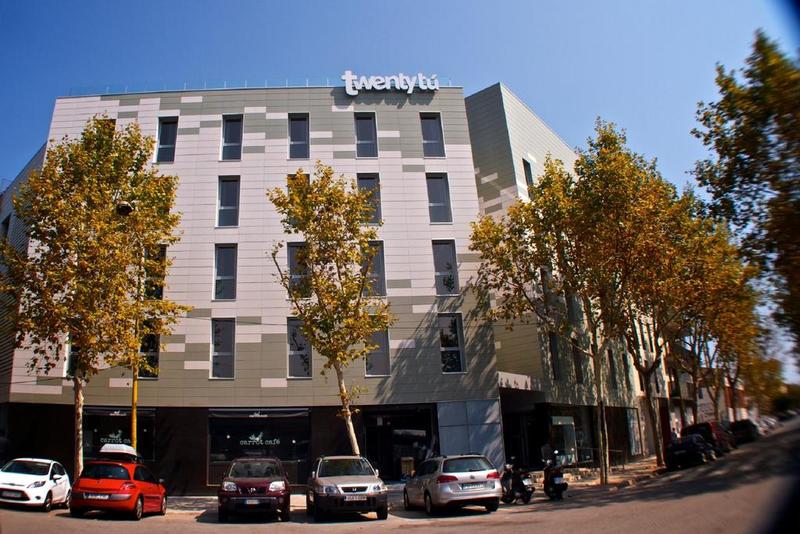 Twentytu Hi-Tech Hostel