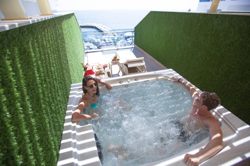 Azura Deluxe Resort & Spa Hotel