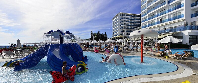 Azura Deluxe Resort & Spa Hotel