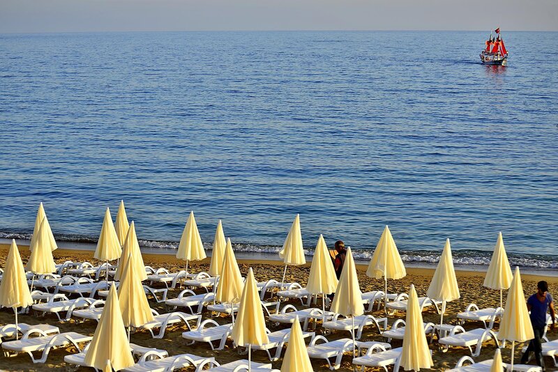 Azura Deluxe Resort & Spa Hotel