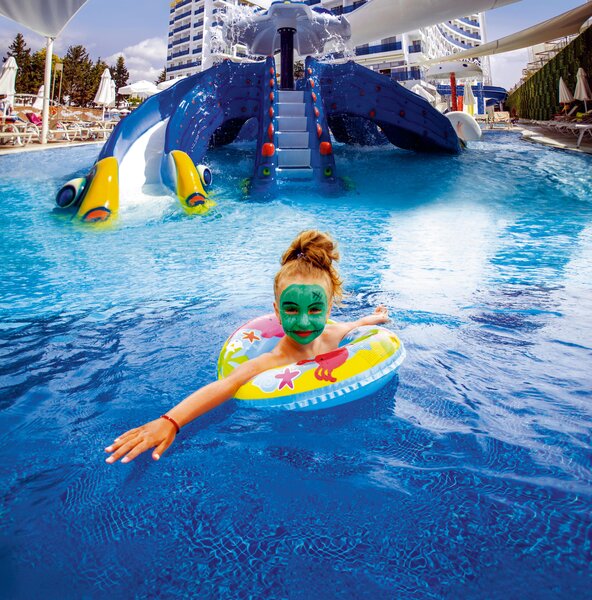 Azura Deluxe Resort & Spa Hotel