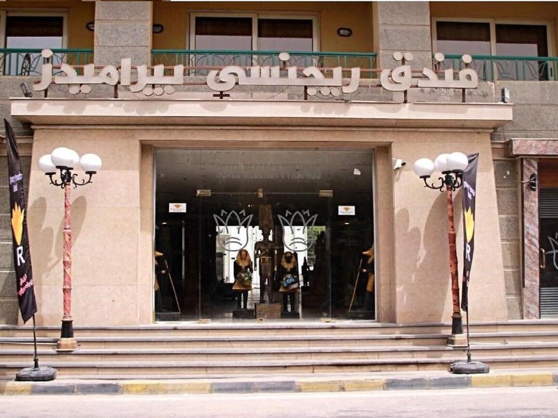 Hotel Regency Pyramids View