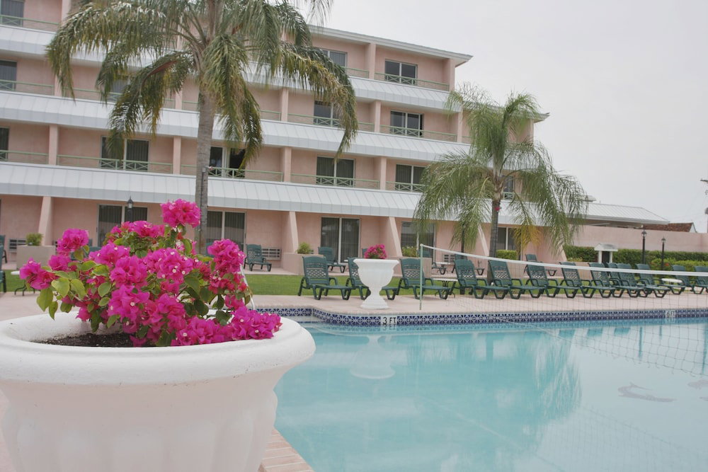 Hotel Castaways Resort And Suites