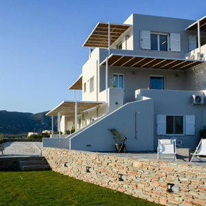 Sejur Pharos Apartments vacanta Andros