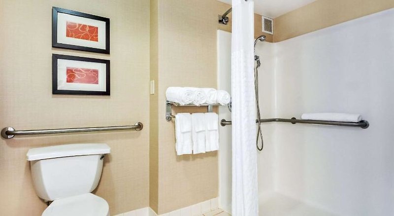 Hotel Comfort Suites At Woodbridge