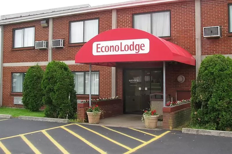 Econo Lodge Darien Lakes