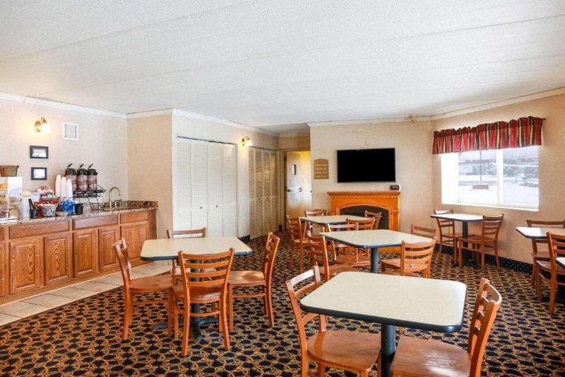 Econo Lodge Darien Lakes