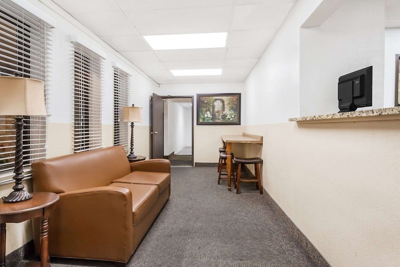 Hotel Super 8 By Wyndham Montgomery Maybrook