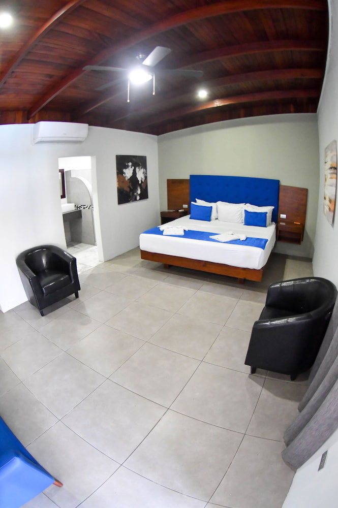 Hotel Republik Hotel, Bistro And Disco On Site