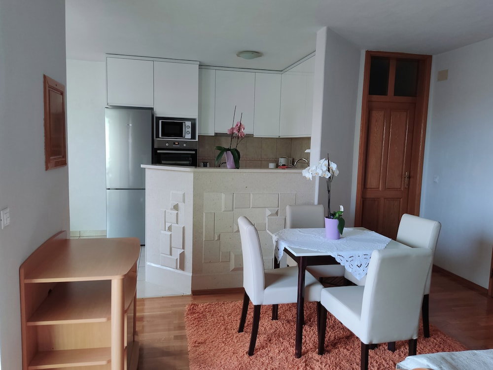 Hotel House Topic