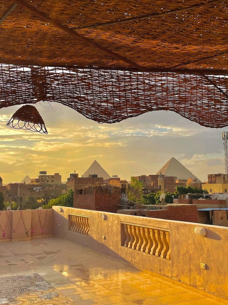 Hotel Four Pyramids Guest House
