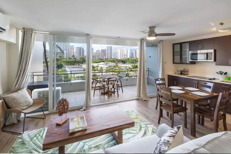 Regency On Beachwalk Waikiki By Outrigger