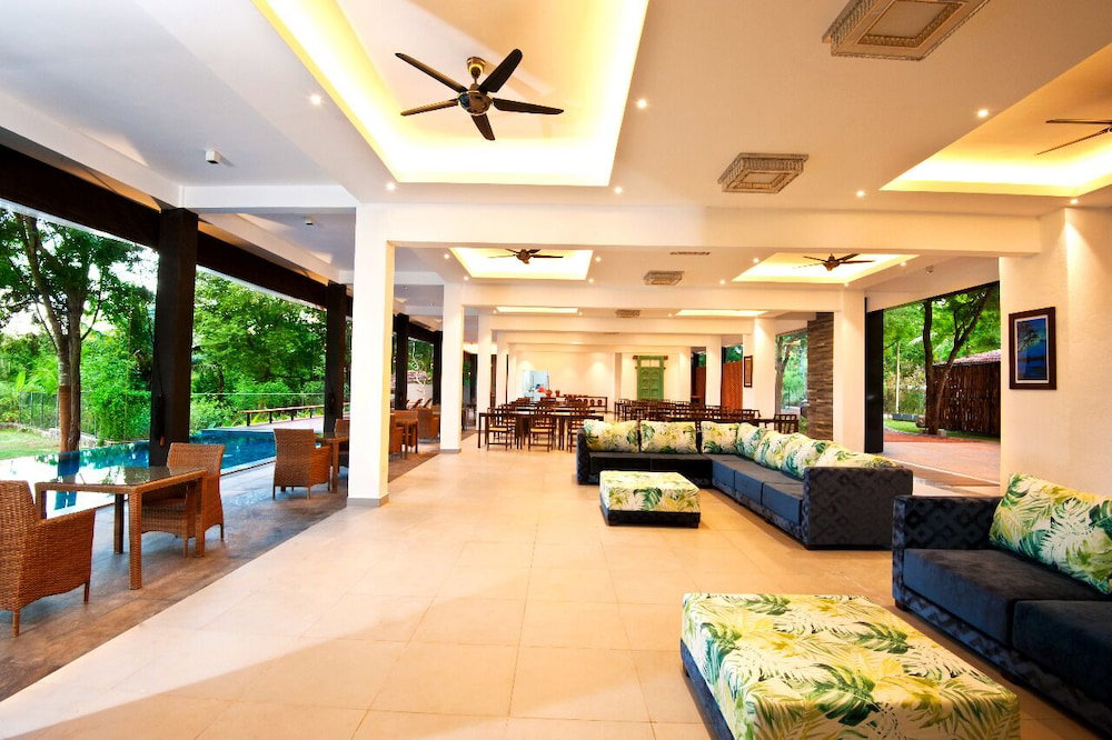 The Lake Forest Hotel