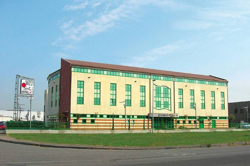 Hotel West Point Airport Hotel